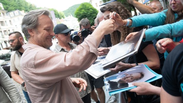 Americký herec Peter Sarsgaard se vítá s fanoušky před hotelem Pupp
