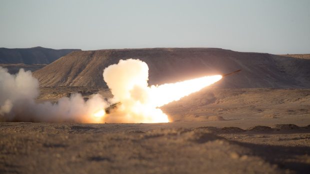 Za příklad komerčního úspěchu označuje deník americké raketomety HIMARS