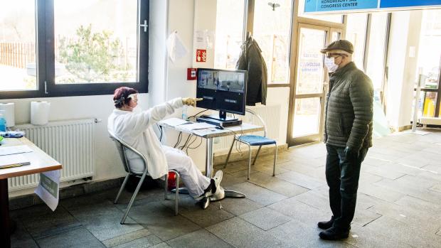 Měření teploty při vstupu do nemocnice Na Homolce