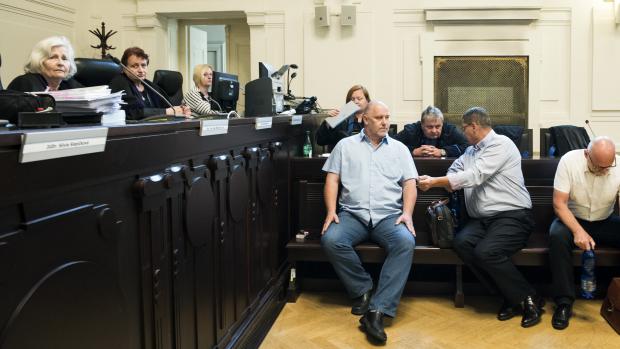 Vladimír Dbalý, lékař Michal Toběrný, exšéf Holte Medical Petr Kutil a ministerský úředník Pavel Kocourek u Městského soudu v Praze.