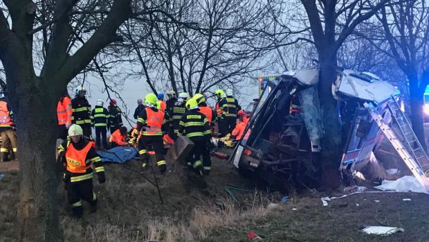 Po nehodě autobusu u Horoměřic záchranáři aktivovali traumaplán kvůli velkému počtu zraněných