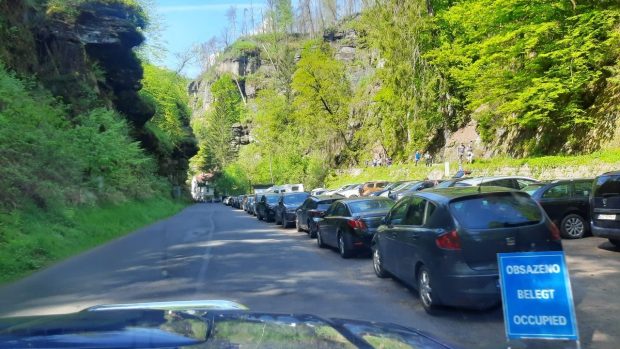 Auta stojící podél cesty, přeplněná parkoviště. Turisté zablokovali dopravu ve Hřensku