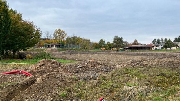 Bělá na Hlučínsku opravuje nakloněné fotbalové hřiště