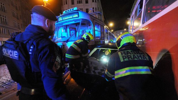V pražské Lazarské ulici se zaklínilo osobní auto mezi dvě tramvaje, hasiči museli řidičku vyprošťovat