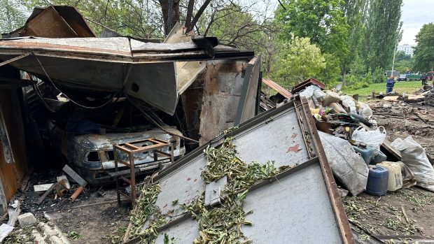 Lidé žijí, jak to jen jde, na Charkovském sídlišti zasaženém ruskou raketou