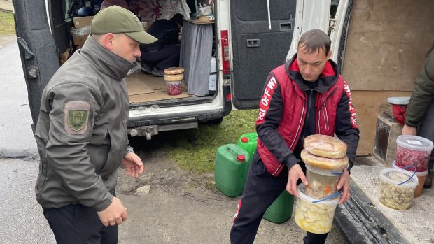 Olesja Kuzmenková každý den vypravuje auta s potravinami a další pomocí