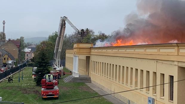 Rozsáhlý požár zasáhl v pondělí ráno jednu z firem v Polici nad Metují na Náchodsku