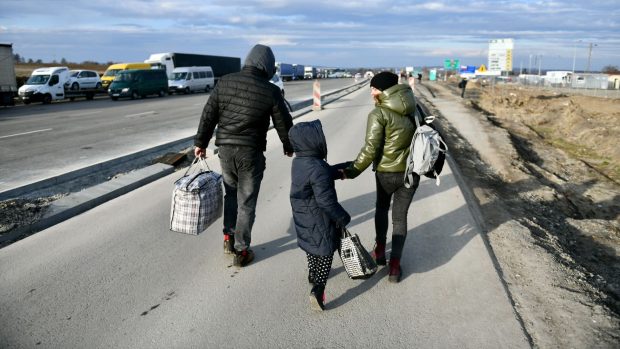 Ukrajinci prchají přes hraniční přechod u polské Medyky