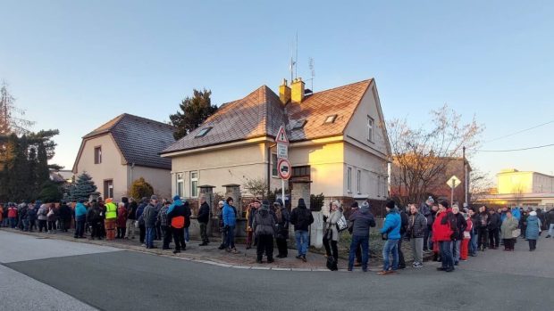 Lidé čekají v Hradci Králové na vydání speciální bankovky