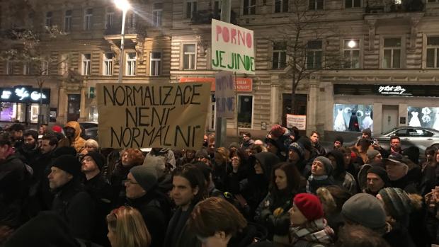 Transparenty na středeční demonstraci před Českým rozhlasem v Praze