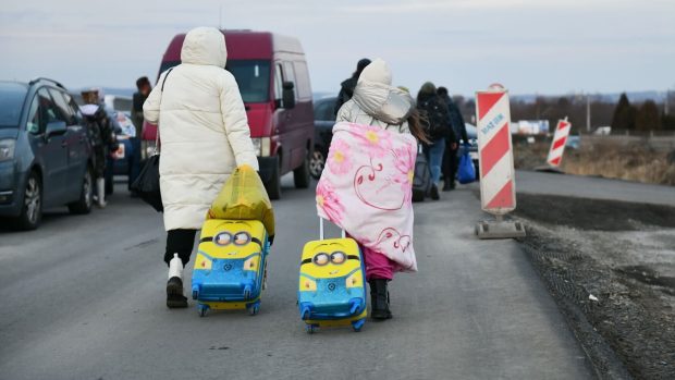 Rodiče prchají i se svými dětmi