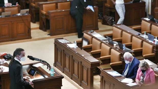 Někteří poslanci vládních stran opustili při projevu předsedy Pirátů Ivana Bartoše sál