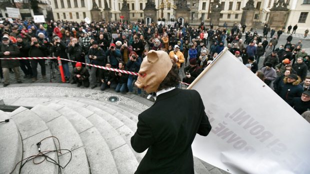 Demonstrace na Hradčanském náměstí