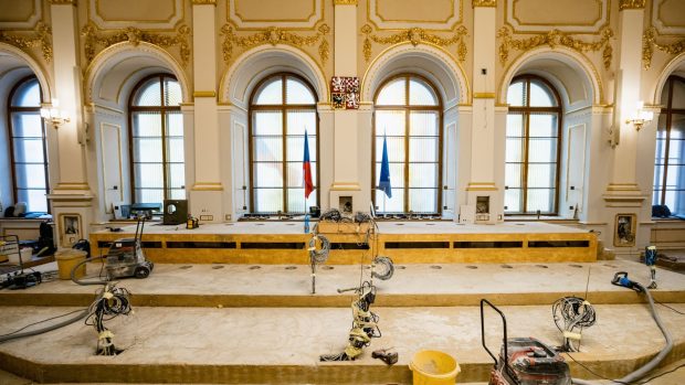 To, že tu běžně zasedá dolní komora českého parlamentu, připomíná jen obrovský zdobený lustr a státní znak