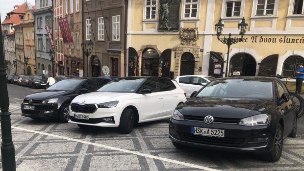 Auta turistů parkují na stání vyhrazené pro rezidenty