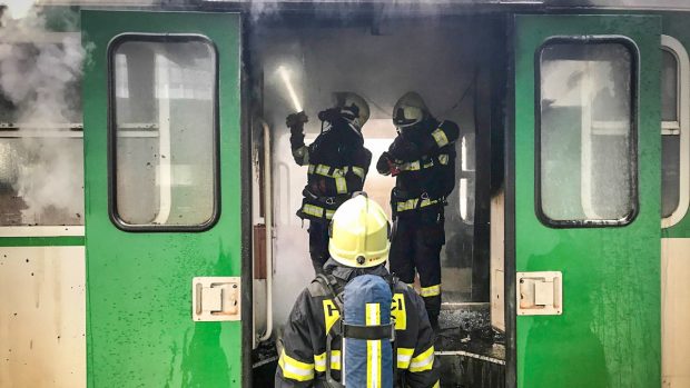 Krátce před šestou hodnou ráno začal hořet vagón osobního vlaku do Středokluk na pražském Masarykově nádraží.