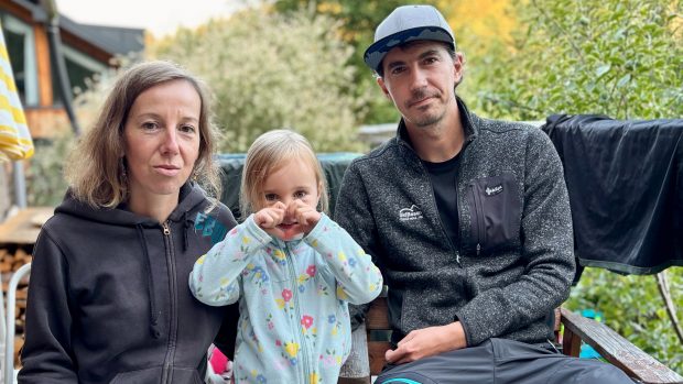 Čtyřletá Thea se může do života zapojit díky speciální protéze, jedna stojí zhruba 200 tisíc korun