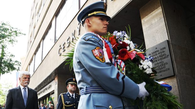 Pieta k 21. srpnu před budovou Českého rozhlasu