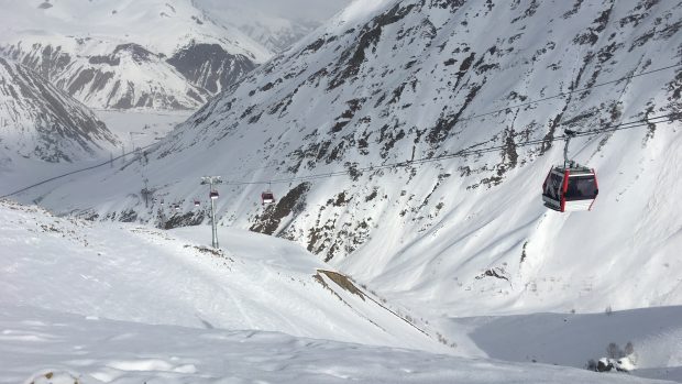 Kabinová lanovka spojuje zimní středisko Gudauri s úpatím hory Kazbegi