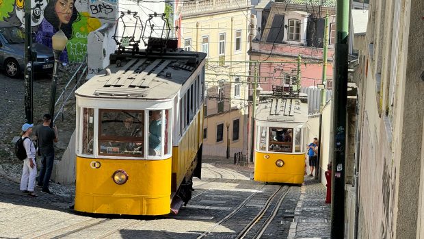 Žluté vozy jezdí ulicemi Lisabonu už 140 let
