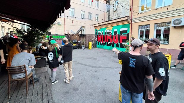 Lidé přihazují v improvizované aukci. Peníze jdou na charitativní projekt