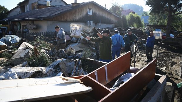 Odstraňování škod po povodních v obci Písečná v Moravskoslezském kraji