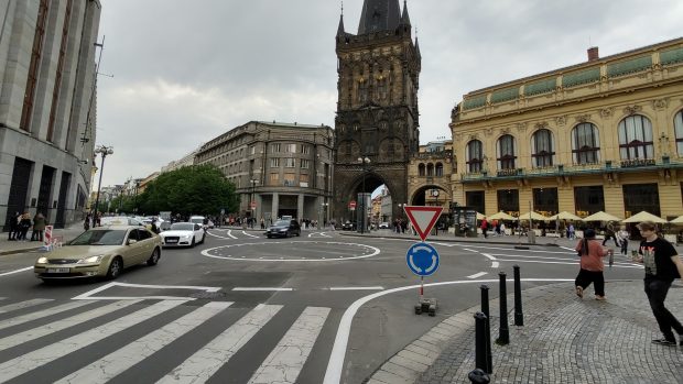 Nový kruhový objezd před Prašnou bránou a Českou národní bankou na Praze 1