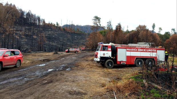 Hasiči už od pondělí postupně správě parku předávají uhašená požářišt