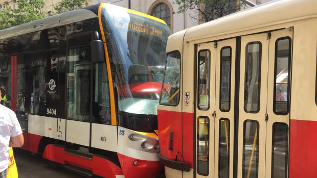 V centru Prahy se srazily dvě tramvaje. Nehoda se stala u tramvajové zastávky Štěpánská v ulici Ječná mezi I. P. Pavlova a Karlovým náměstím.