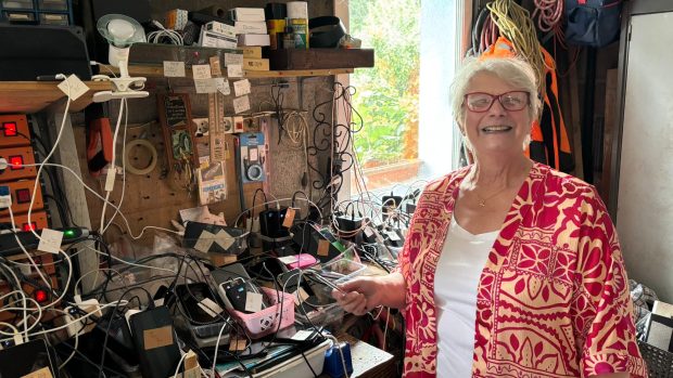 Brigitte, které se přezdívá „Mamie charge“ nebo-li babička s nabíječkou