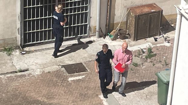Antona Fischera přivedl z vazební věznice do budovy soudu přes dvůr objektu přímo v centru Zadaru