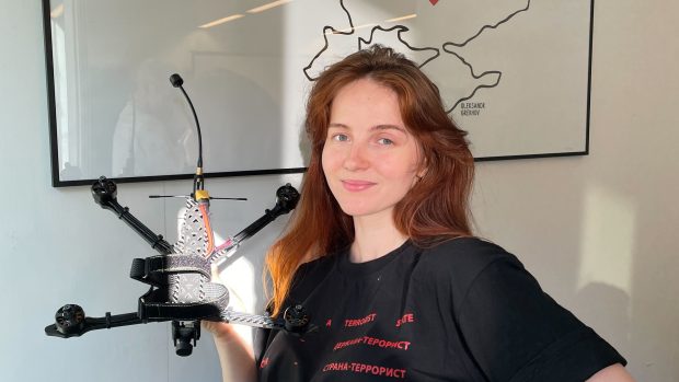 Ukrajinka Yana Rudenko držící dron během workshopu organizace DroneAid Collective