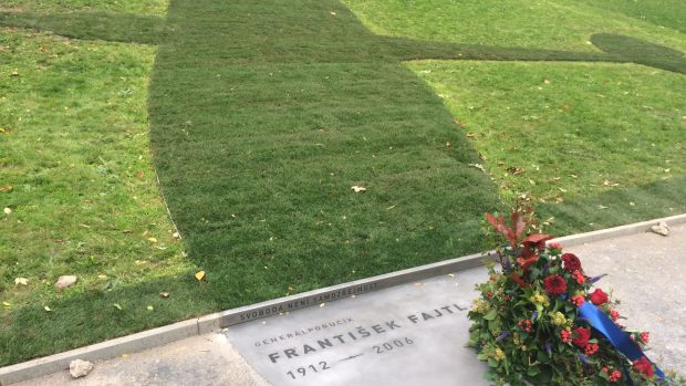 Pomník Františku Fajtlovi při odhalení v říjnu 2017