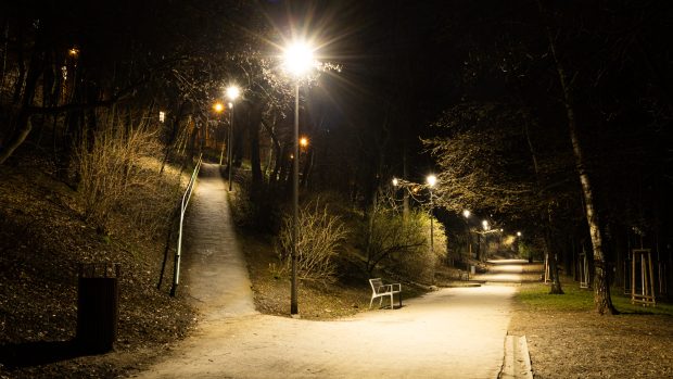 Technici testují v pražských parcích nové inteligentní lampy