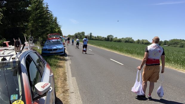 Servismani na občerstvovací stanici Tour de France