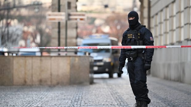 Policie hlídající přístup k fakultě