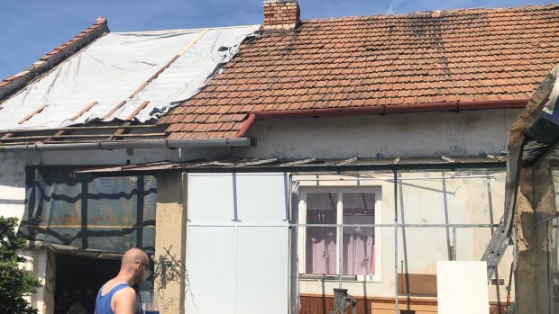 Břeclavskem se prohnalo tornádo, potvrdili meteorologové. Dům v Lanžhotě