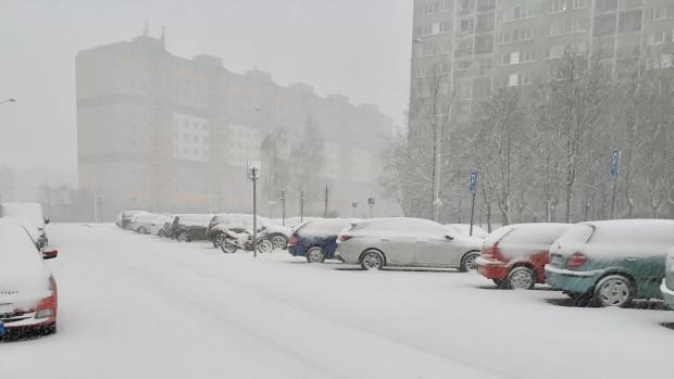 V Praze od nedělního rána hustě sněží. Fotografie z pražské čtvrti Řepy