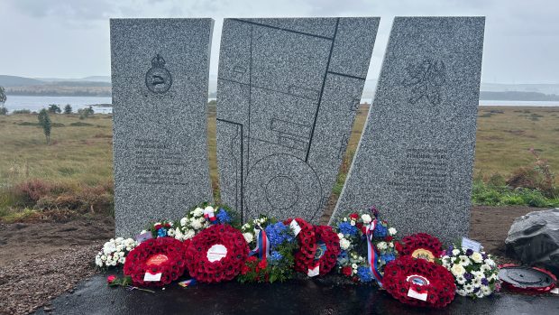 Československý pilot Hekl se roku 1941 zřítil do skotského jezera Loch Doon. Dnes má u něj pomník