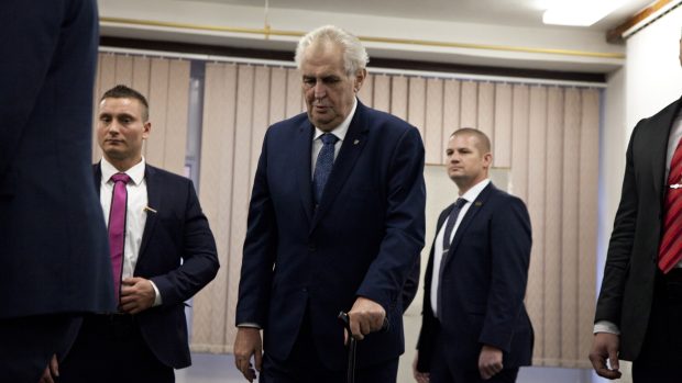 Prezident Miloš Zeman ve volební místnosti