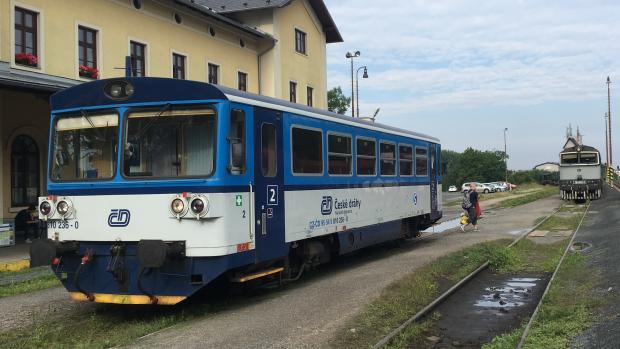 Regionální vlak Českých drah na nádraží v Hostivici.