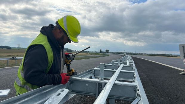Silničáři dokončují mezi Olomoucí a Kokorami na Přerovsku stavbu dálnice D55
