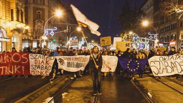 Tisíce lidí v neděli protestovaly v Budapešti proti novele zákoníku práce, přezdívané „otrocký zákon“, která zvyšuje limit na počet přesčasů pro zaměstnance