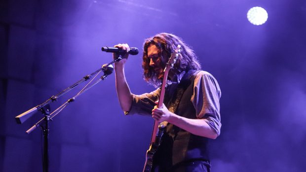 Zpěvák Hozier poprvé vystoupil v Česku. Zahrál ve Forum Karlín.