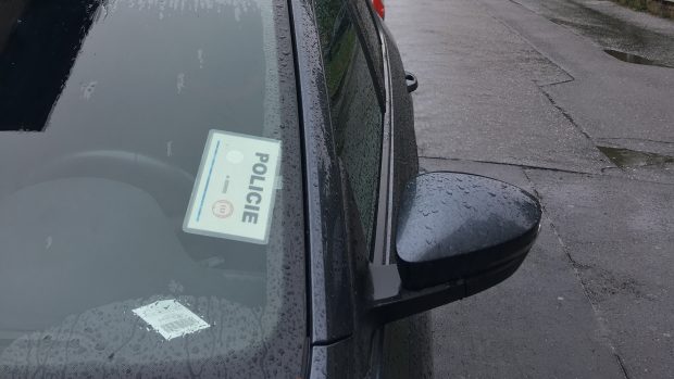 Policejní vůz v areálu Nemocnice na Bulovce