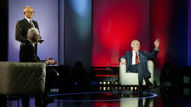 Kandidáti Jiří Drahoš a Miloš Zeman při debatě, kterou moderoval Karel Voříšek