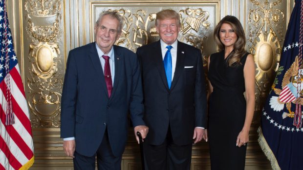 Prezident Miloš Zeman se na slavnostní recepci pro účastníky zasedání Valného shromáždění OSN potkal s americkým prezidentem Donaldem Trumpem a jeho manželkou Melanií (září 2017)