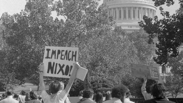 Demonstranti ve Washingtonu žádají v říjnu 1973 odvolání prezidenta Nixona z funkce