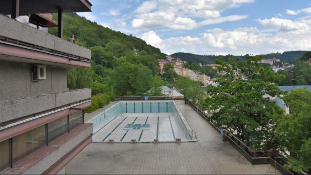 Pohled na Karlovy Vary od bazénu hotelu Thermal