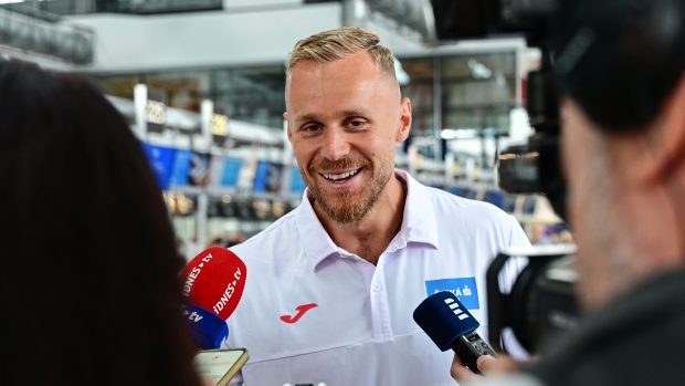 Jakub Vadlech na letišti v Praze před odletem do Tokia